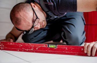 Arbeitshosen für Herren: Komfort und Funktionalität im Berufsalltag
